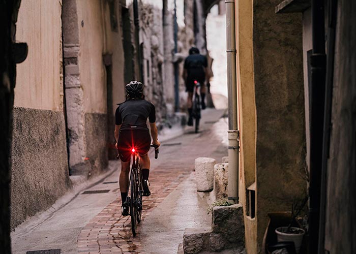 Varno kolesarjenje. Luči nas naredijo bolj vidne tudi podnevi.